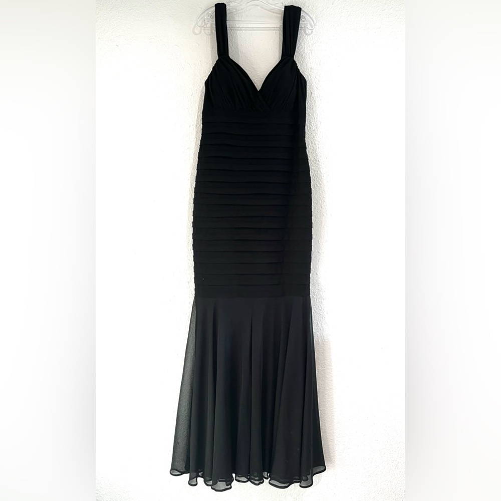 Xscape by Joanna Chen women’s sleeveless mermaid silhouette black dress,SIZE 8